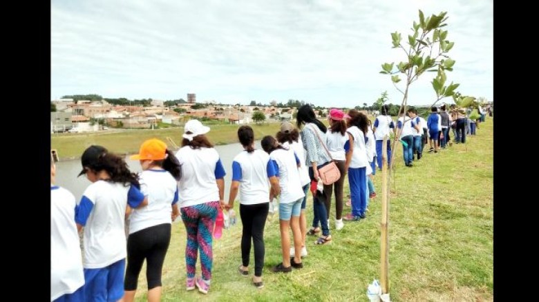 Dia Mundial da Água é comemorado com roda de conversa, abraço simbólico e soltura de peixes