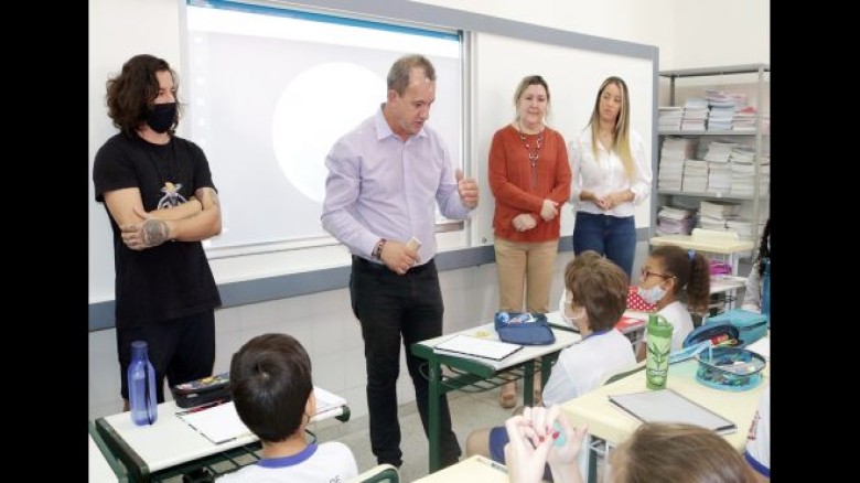 Leitinho apresenta lousas digitais da Rede Municipal de Educação