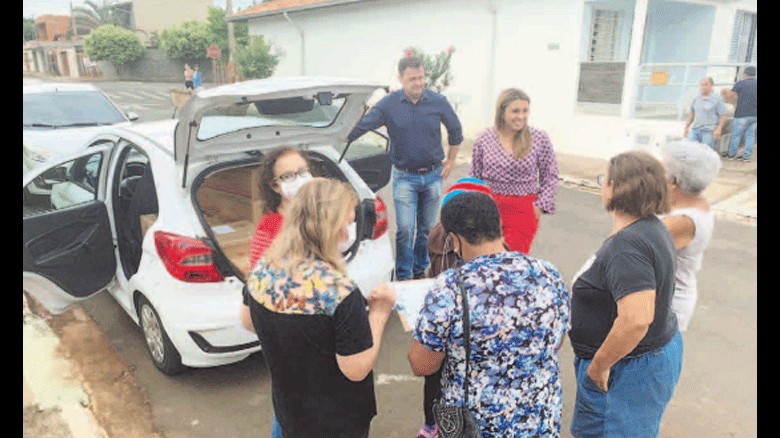 Idosos da Vila Melhor Idade recebem cestas básicas de abril