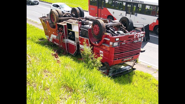 Viatura da Brigada de Incêndio da Replan capota em via de Campinas