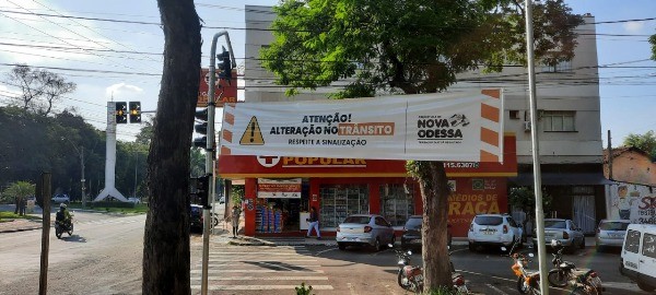 Trânsito instala novo semáforo na Avenida Carlos Botelho, no Centro