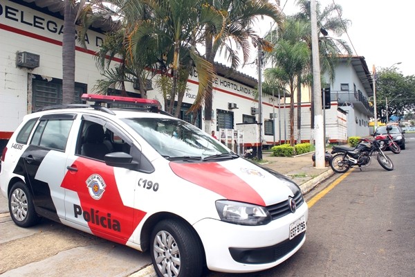 Homem tenta roubar sem arma, mas é detido por moradores