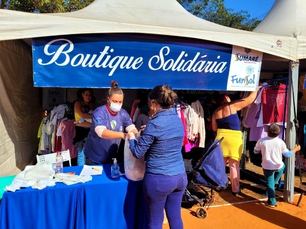 Famílias do Três Pontes retiram roupas e agasalhos na ‘Boutique Solidária’