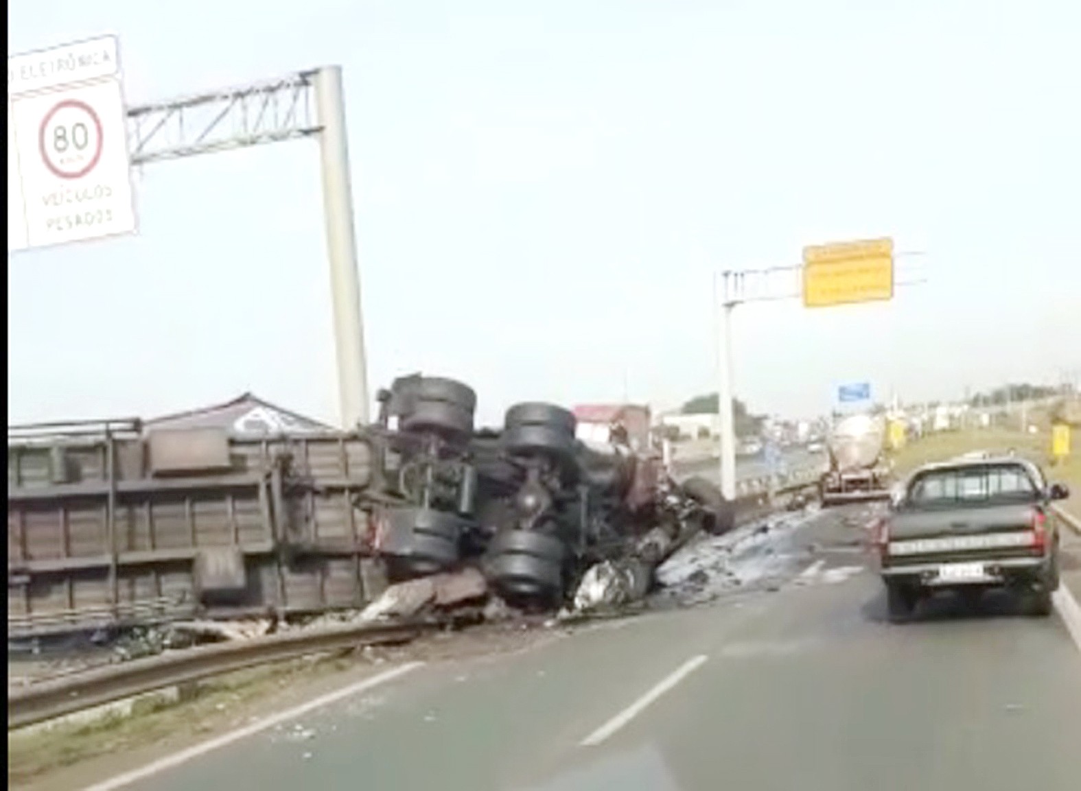 Batida entre carretas interdita duas faixas da Anhanguera, em Sumaré