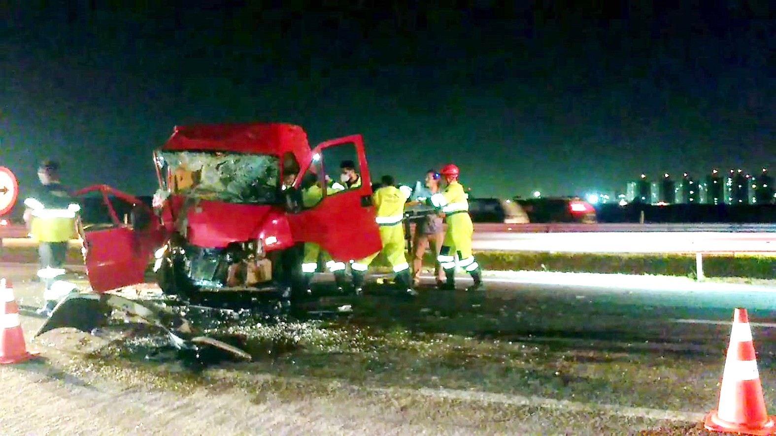Motorista fica gravemente ferido após colidir na traseira de caminhão na SP-101