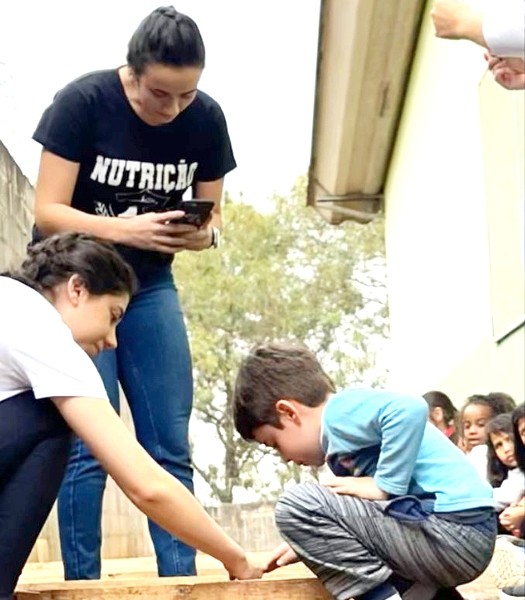 Estagiárias de Nutrição da FAM desenvolvem horta com alunos da EMEF Augustina