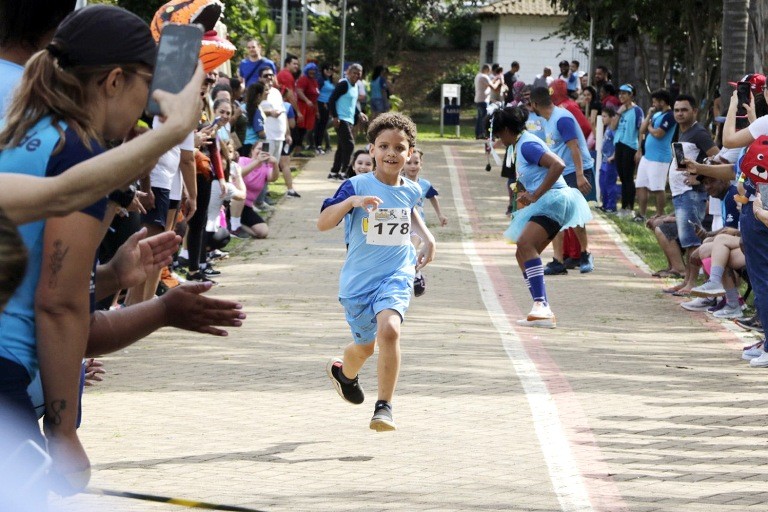 1ª Corrida Kids de Hortolândia integra PCD e celebra Dia da Criança com entrega de brinquedo