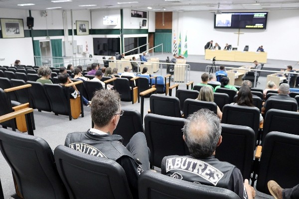 Câmara de Paulínia aprova leis sobre biblioteca comunitária e divulgação de disque-denúncia