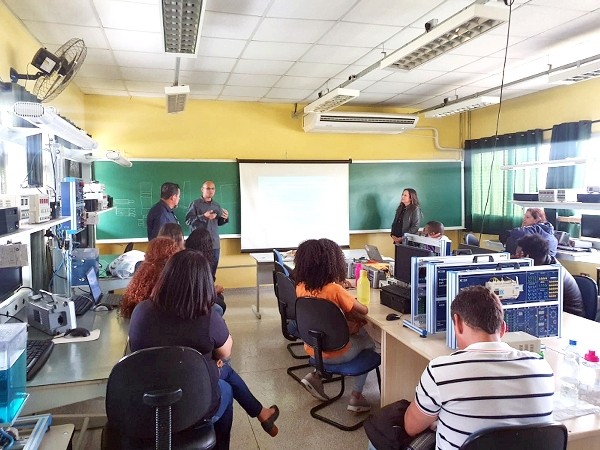 Professores apresentam trabalho sobre robótica durante Semana Nacional de Ciência e Tecnologia