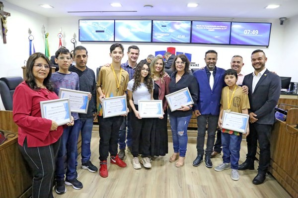 Câmara de Sumaré faz homenagem a estudantes premiados na OBMEP