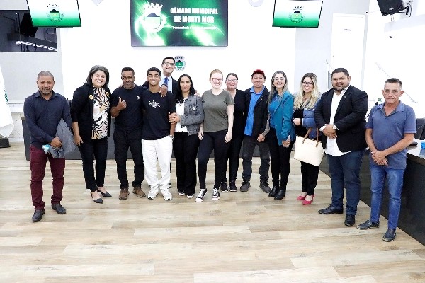 Vereadores homenageiam estudantes em Monte Mor