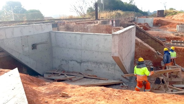 Obra do Superviário tem instalação de travessas de concreto na Av. Panaíno