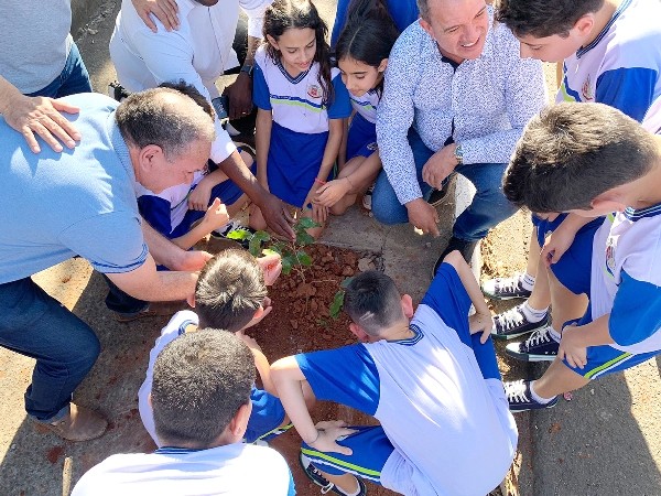 Leitinho fortalece cultura do ‘Paraíso do Verde’ e planta árvores com alunos