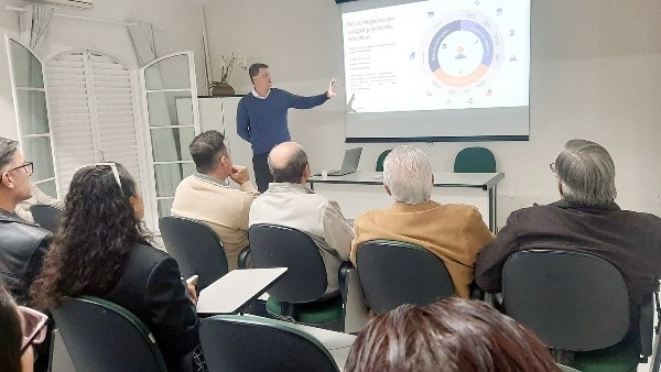 Economista analisa cenário econômico em palestra na ACIAS