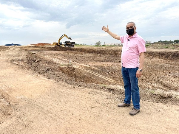 Zezé Gomes vistoria obras do início do prolongamento da avenida Panaíno