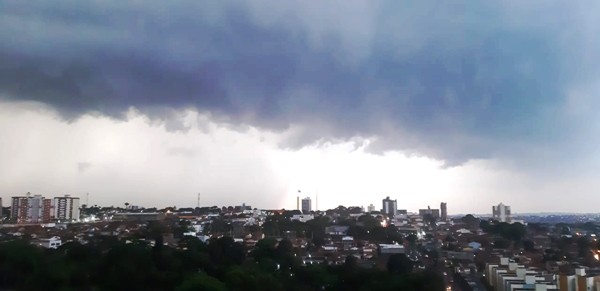 Madrugada contabiliza média de um raio a cada dois segundos em Sumaré