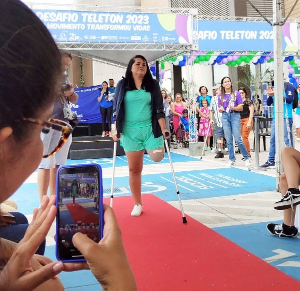 Instituto Pernas Voluntárias participa de desfile inclusivo