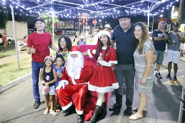 Papai e Mamãe Noel voltam a encantar moradores de Monte Mor neste Natal