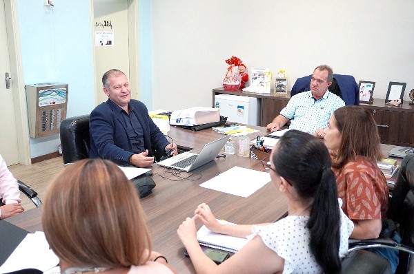 Prefeito Leitinho debate parceria com delegado-adjunto da Receita Federal