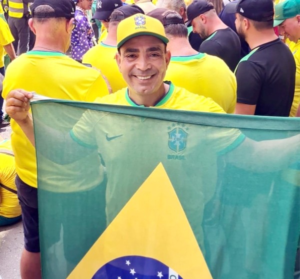 Ex-prefeito Bill veste verde e amarelo e vai à manifestação na capital