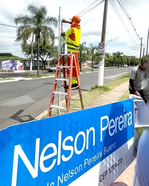 Novas placas com nomes de ruas trazem informação de CEP e bairros em Hortolândia