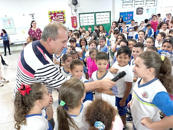 Entrega de uniformes escolares agrada alunos da Emeb Simão Welsh e famílias, em Nova Odessa