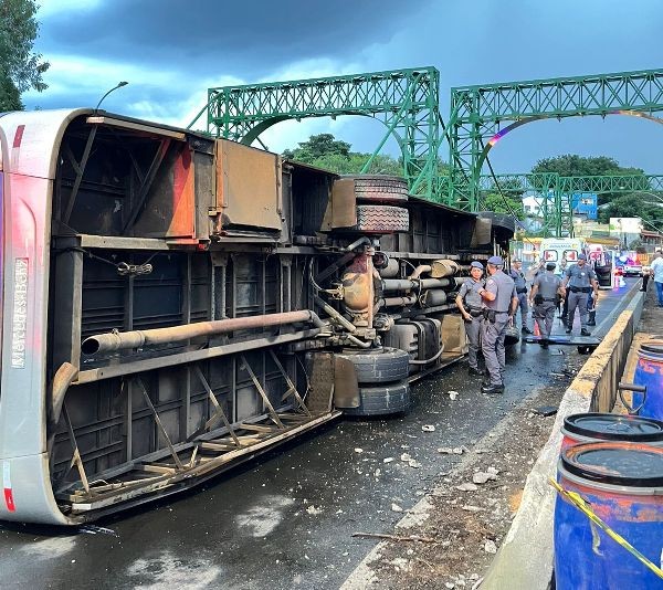 Ônibus com estudantes do Senai  de Paulínia tomba sobre ponte