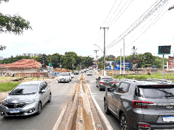 Trânsito será temporariamente desviado para obra de viaduto sobre a linha férrea, na Vila Real