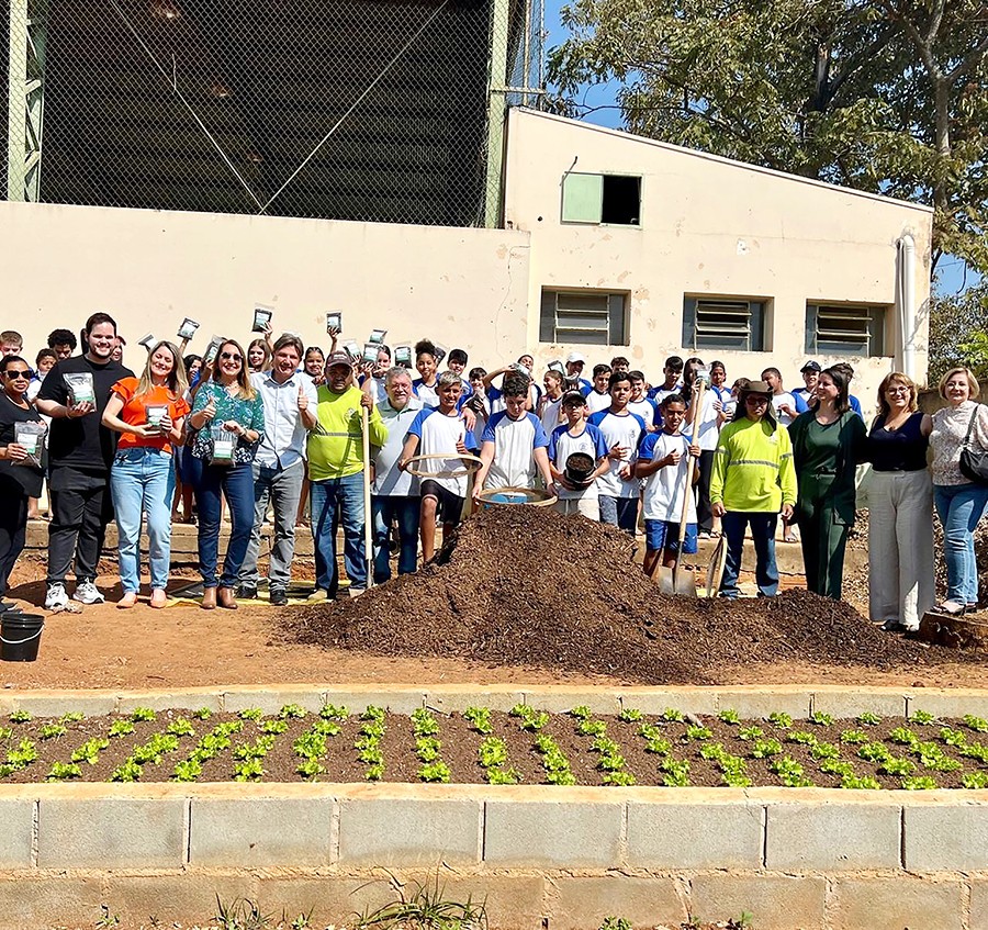 Estudantes de Elias Fausto produzem composto orgânico com resíduos de frutas, verduras e legumes