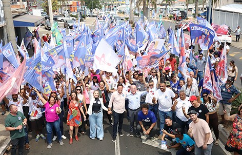 Willian e Décio inauguram comitê no Matão e reúnem multidão na avenida Emílio Bosco