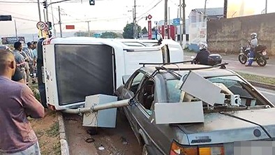 Caminhonete capota após colidir em ônibus na av. Santana, em Hortolândia