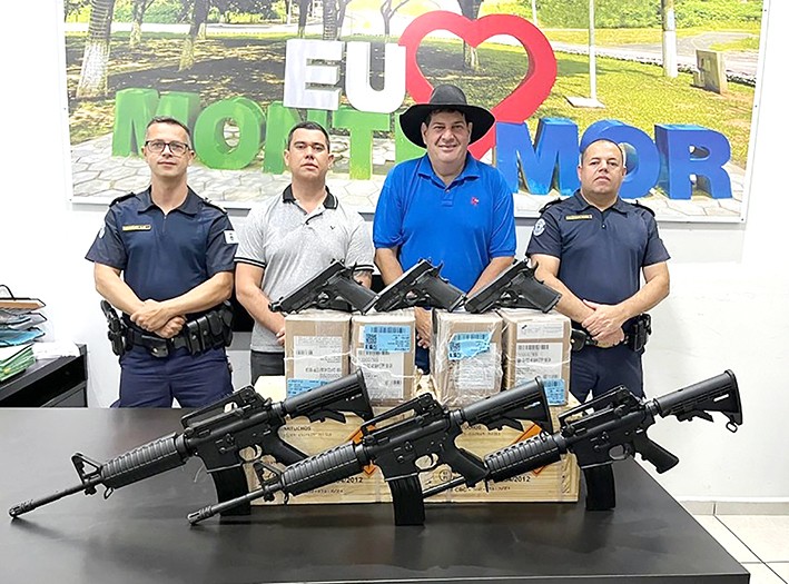 Prefeito de Monte Mor entrega pistolas e munições para GCM