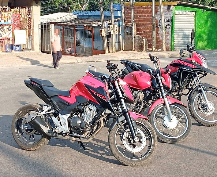 Motos roubadas são localizadas em bar que era usado como desmanche