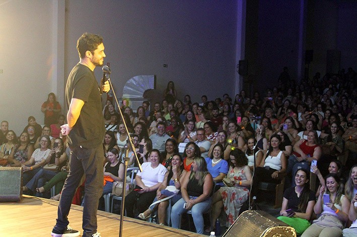 Hortolândia celebra Dia dos Professores com stand up comedy de Diogo Almeida