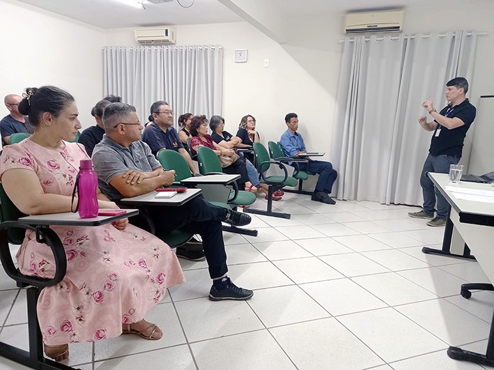 Sebrae realiza palestras na Acias com foco no aumento das vendas de Natal