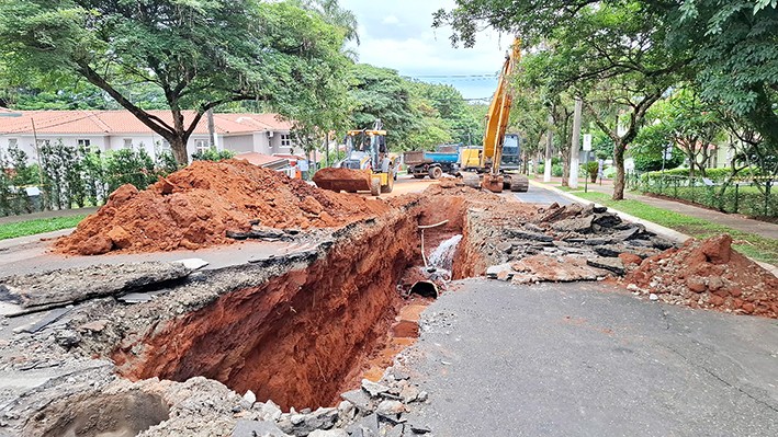 Erosão na av. Ypê Amarelo mobiliza Defesa Civil e equipes de manutenção no Villa Flora