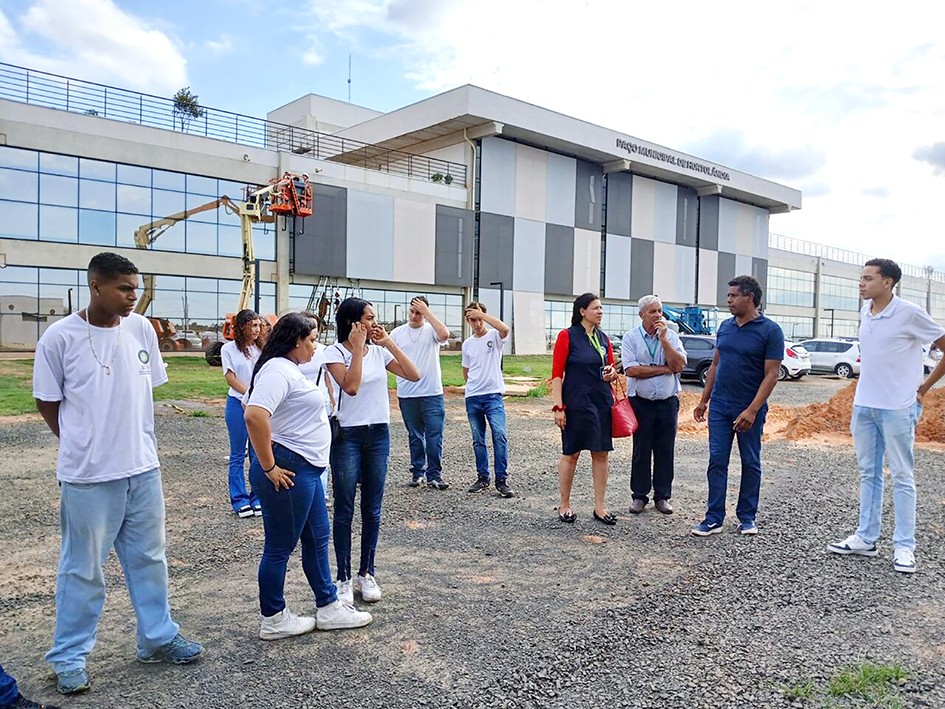 Jovens da Associação Patrulheiros visitam usina fotovoltaica do Paço de Hortolândia