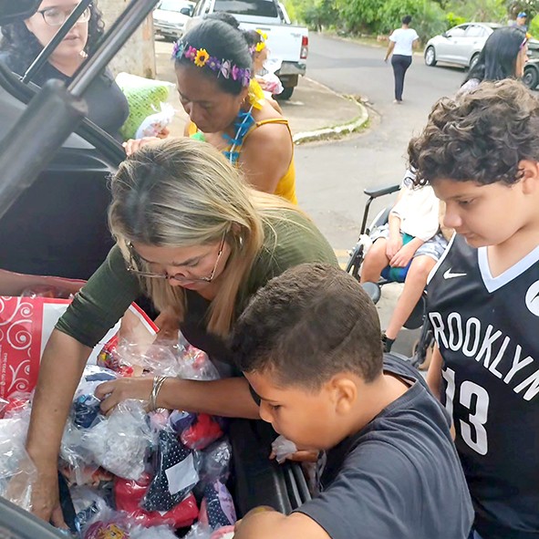 Voluntários arrecadam brinquedos para doar a crianças carentes no Natal