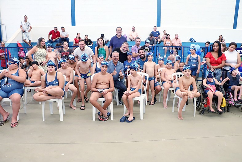 Projeto ‘Nadando com Daniel Dias’ reúne atleta paralímpico e alunos da escolinha esportiva em Hortolândia