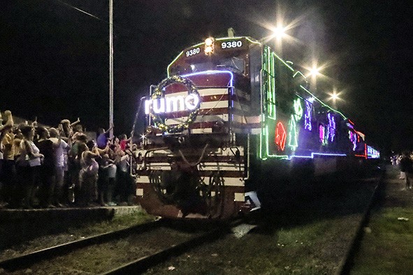 Cerca de mil pessoas acompanham passagem do Trem Iluminado em Hortolândia