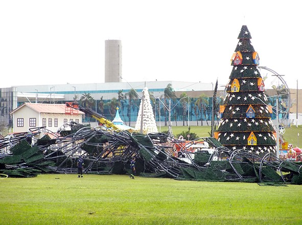 Árvore de Natal gigante desaba durante forte chuva em Paulínia