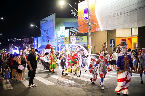 Parada Mágica de Natal encanta moradores no Centro de Sumaré