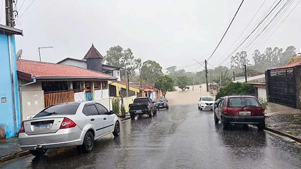 Rio Capivari transborda, água invade casas e 60 famílias ficam desabrigadas em Monte Mor