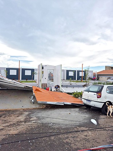 Temporal arranca telhado de casas sustentáveis no distrito de Cardeal, em Elias Fausto