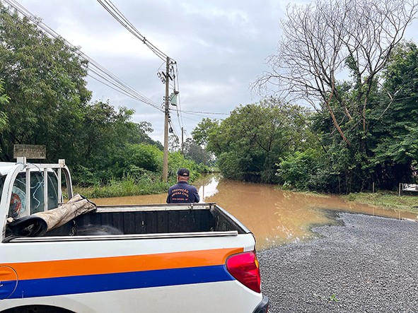 Chuva forte: Represa transborda em Nova Odessa e rodovia é interditada