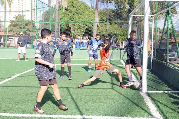 Zezé Gomes inaugura novo campo de futebol society em Hortolândia