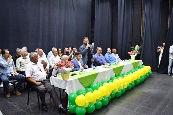 Henrique do Paraíso entrega títulos de habitação para 56 famílias de Sumaré