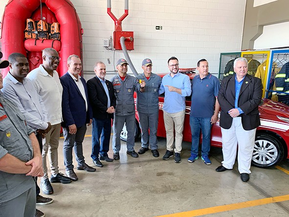 Leitinho recebe veículo e equipamentos para base local do Corpo de Bombeiros