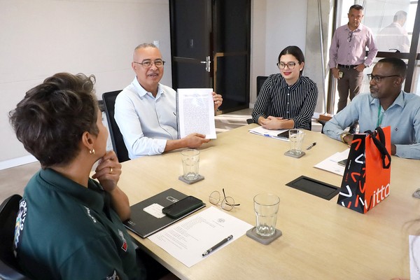 Prefeito Zezé Gomes recebe documento estratégico do Conselho do Idoso