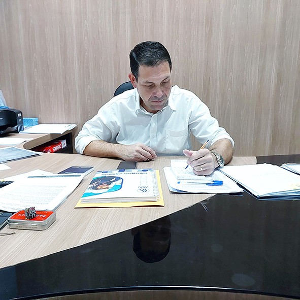 Murilo Rinaldo é alvo de críticas por falta de projetos para sanar dívida de R$ 175 milhões